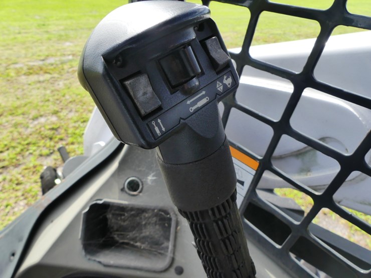 2015-bobcat-s570-image-13