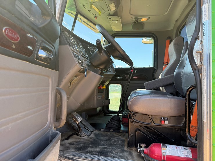 2020-peterbilt-367-image-18