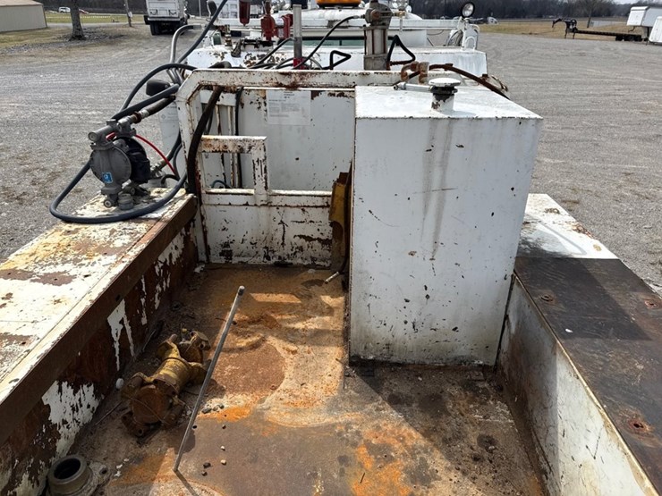 #31721-•-1989-mack-r690t-single-axle-fuel-truck-image-27