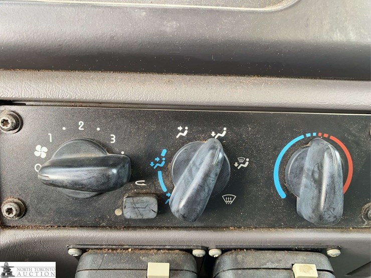 2010-freightliner-m2-106-image-20