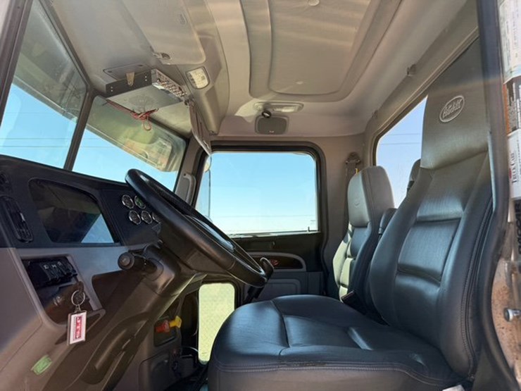 2022-peterbilt-389-image-10