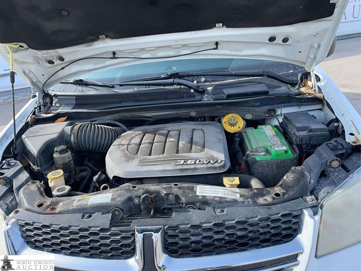 2014-dodge-grand-caravan-sxt-image-10