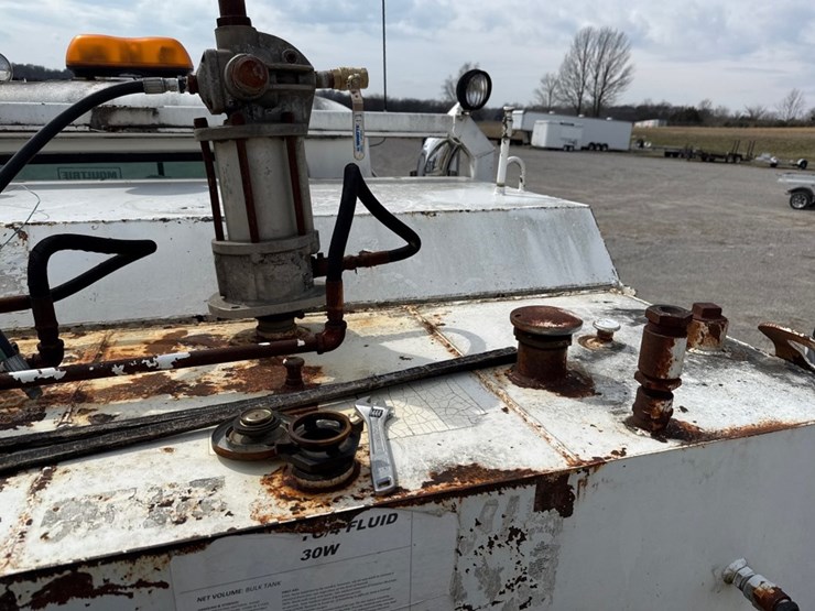 #31721-•-1989-mack-r690t-single-axle-fuel-truck-image-24