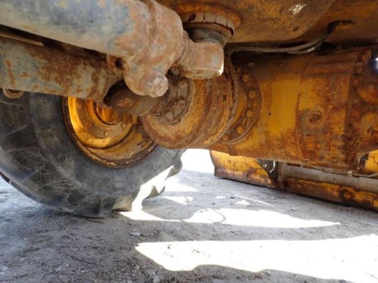 2014-deere-324j-image-46