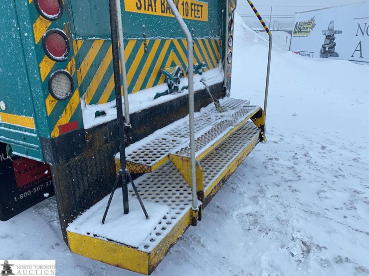 2010-isuzu-nqr-image-25