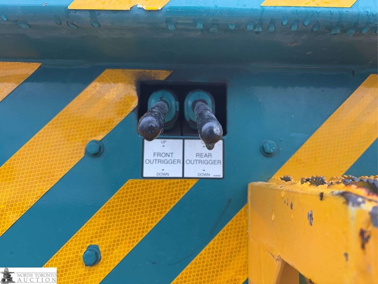 2012-freightliner-m2-106-image-52