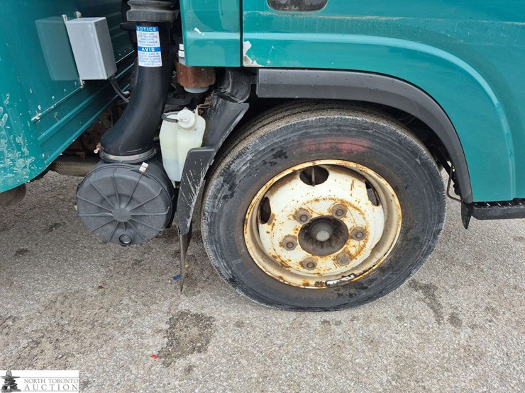 2014-isuzu-nqr-image-28