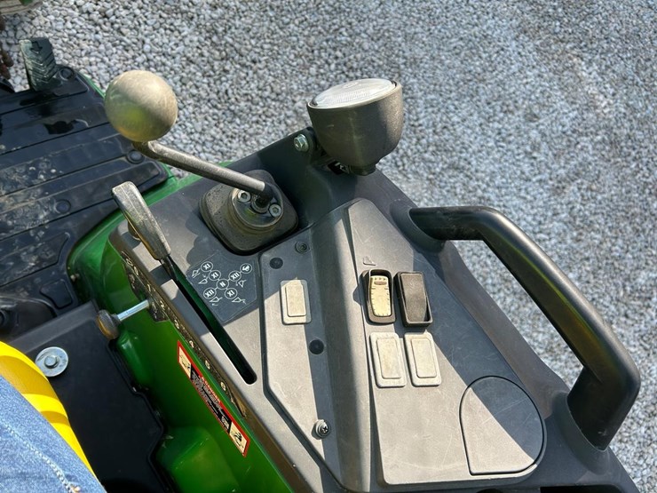 2021-john-deere-2032r-image-29