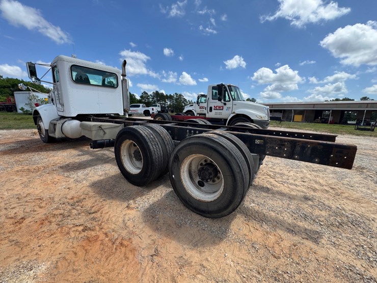 2003-peterbilt-330-image-6