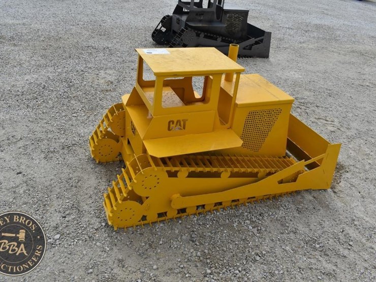 caterpillar-dozer-lawn-ornament-42930-image-2