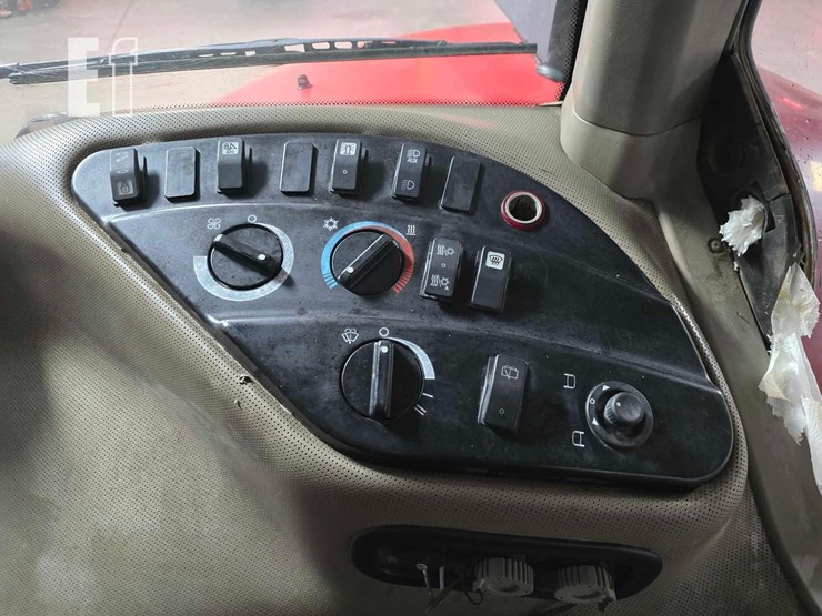 2017-case-ih-magnum-340-image-21