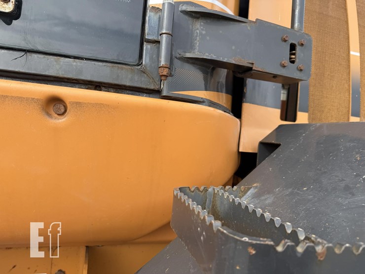 2010-case-721e-image-22