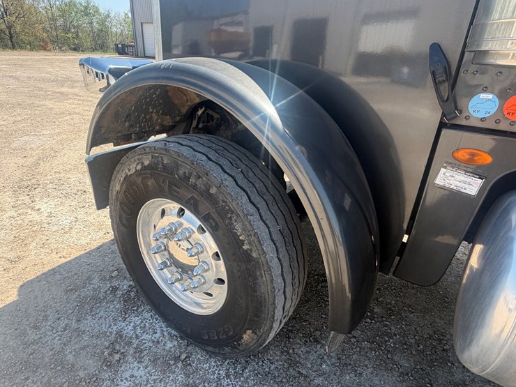 2009-peterbilt-367-image-37
