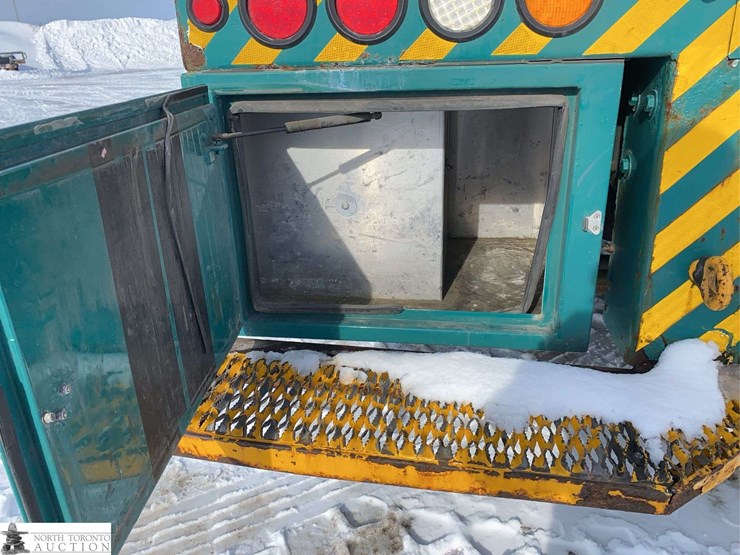 2010-freightliner-m2-106-image-31