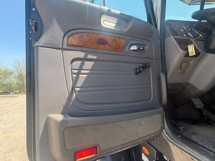 2009-peterbilt-367-image-40