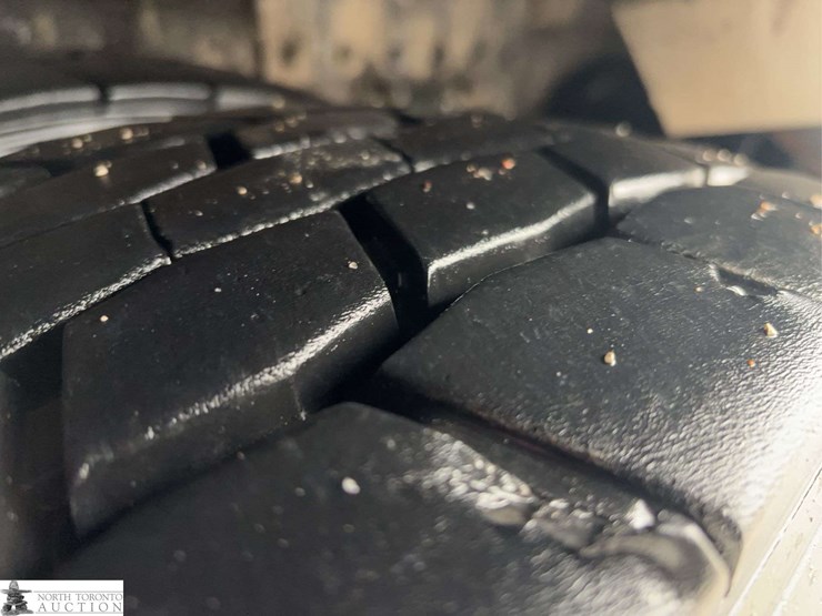 2011-freightliner-m2-106-image-43