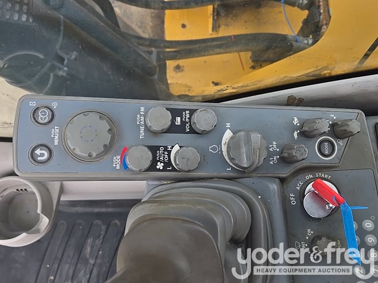 2017-deere-210g-lc-image-131