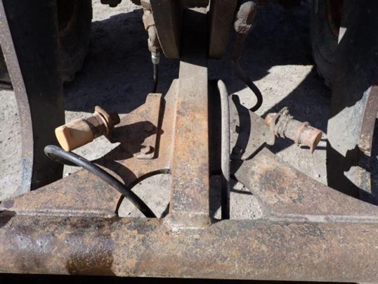 2011-deere-304j-image-25