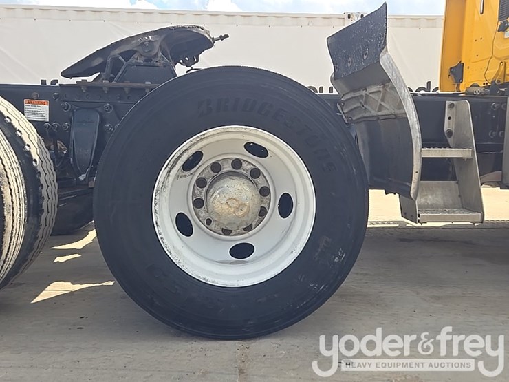 2012-freightliner-cascadia-125-image-18