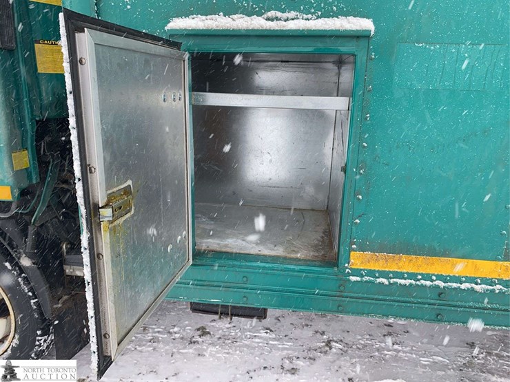 2010-isuzu-nqr-image-22