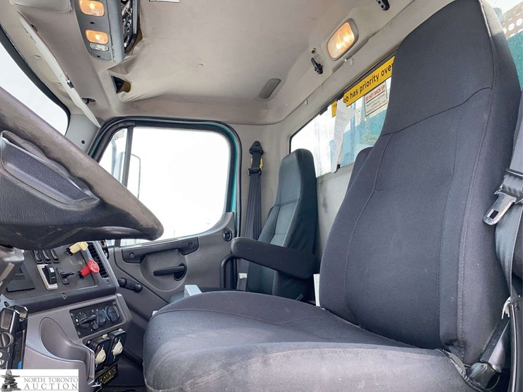 2010-freightliner-m2-106-image-9