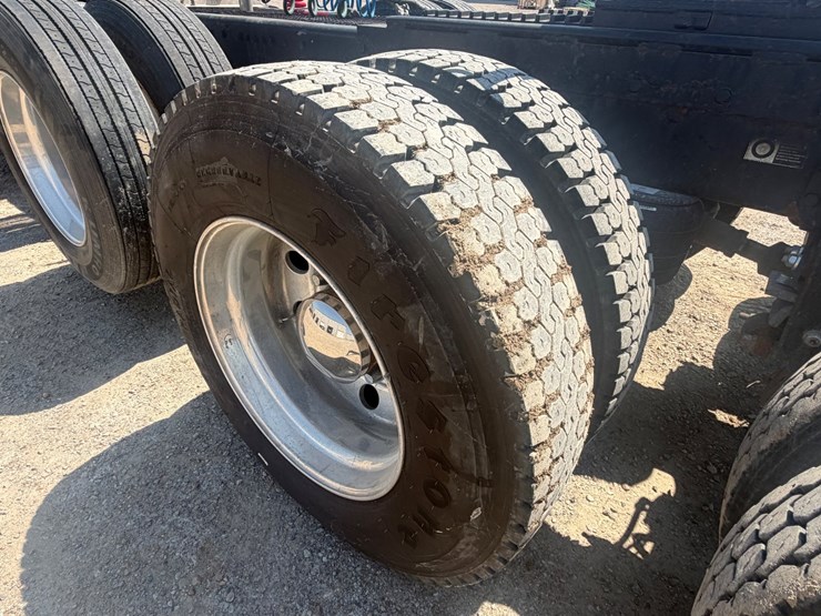 2009-peterbilt-367-image-27