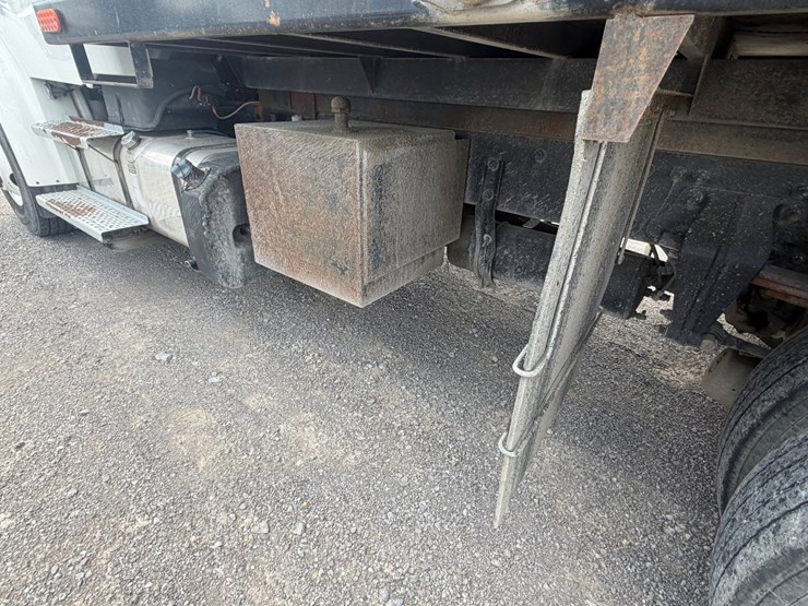 2020-freightliner-m2-106-image-9