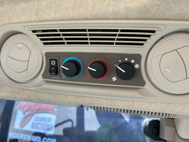 2021-john-deere-5075e-image-30