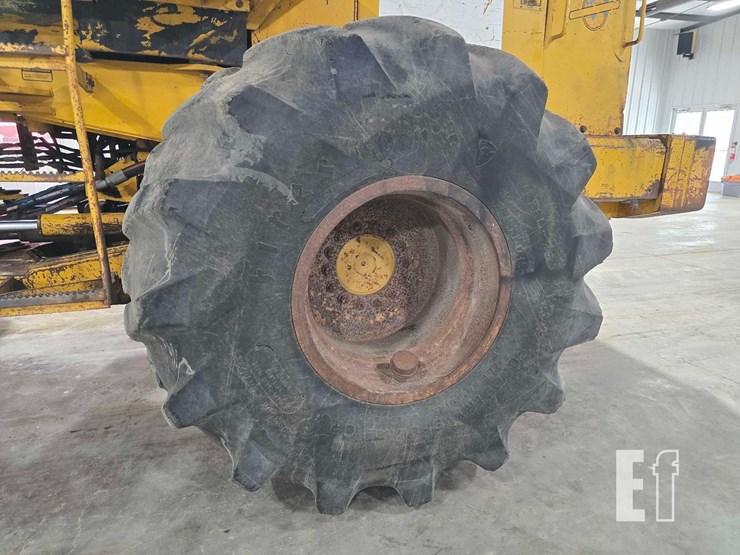 1990-deere-624e-image-21