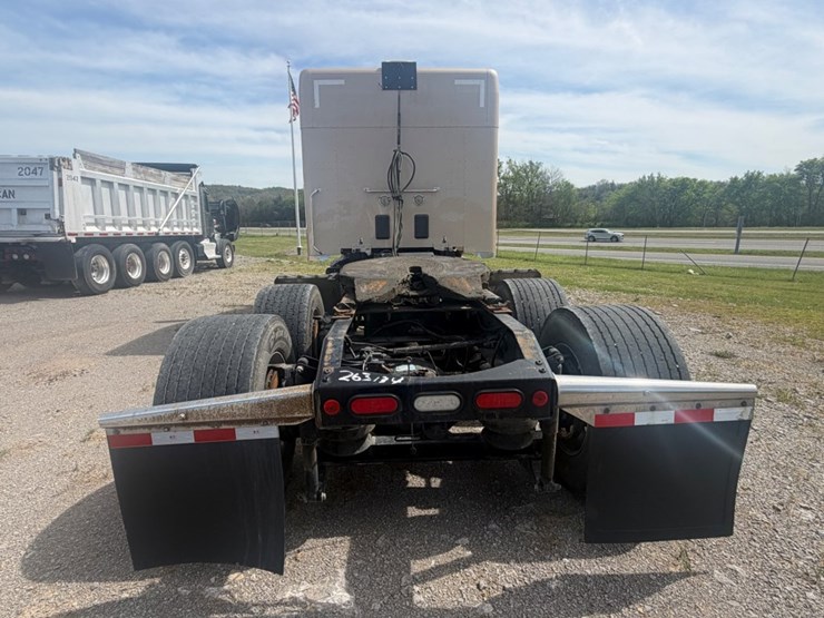 2019-peterbilt-567-image-5