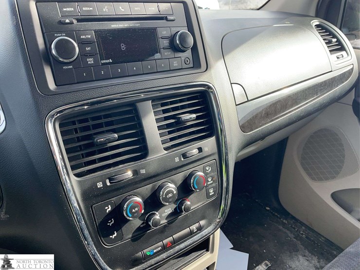 2014-dodge-grand-caravan-sxt-image-13