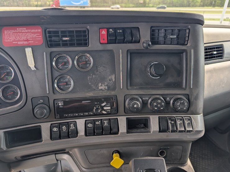 2015-kenworth-t880-image-17