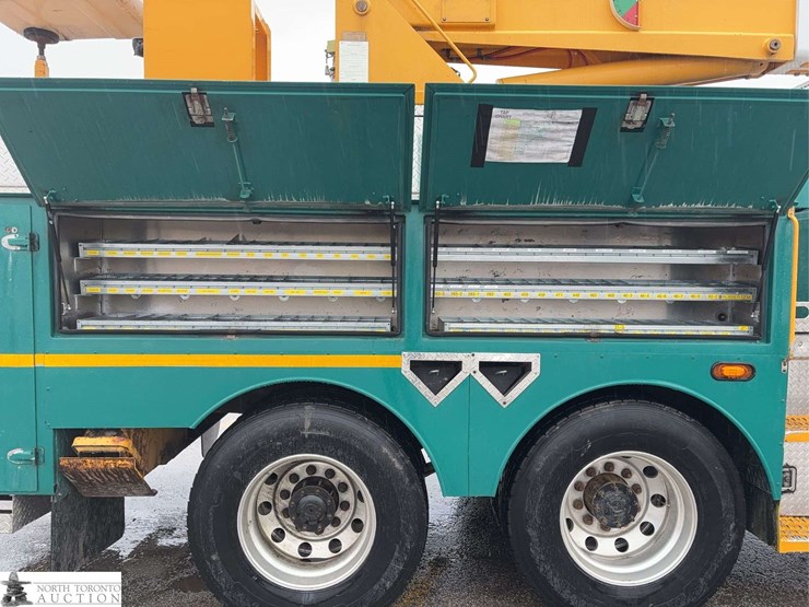 2011-freightliner-m2-106-image-16