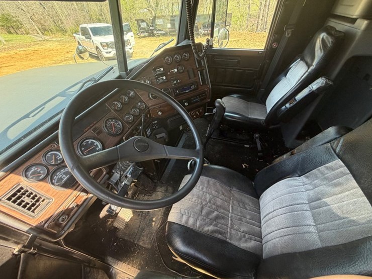 #31724-•-1997-freightliner-tandem-axle-flatbed-entertainmen-image-12