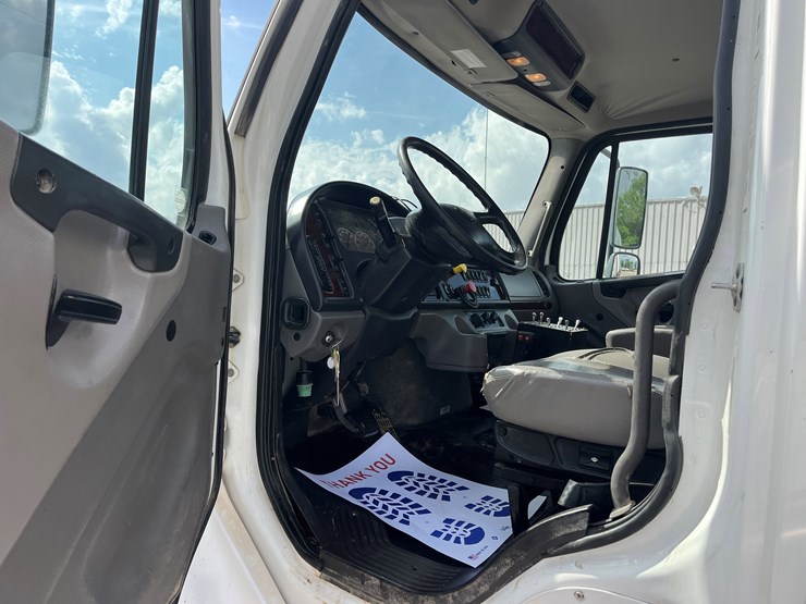 2020-freightliner-m2-106-image-18