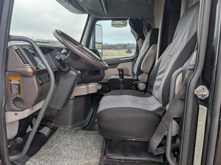 #31951-•-2015-volvo-vnl-tandem-axle-truck-tractor-image-17
