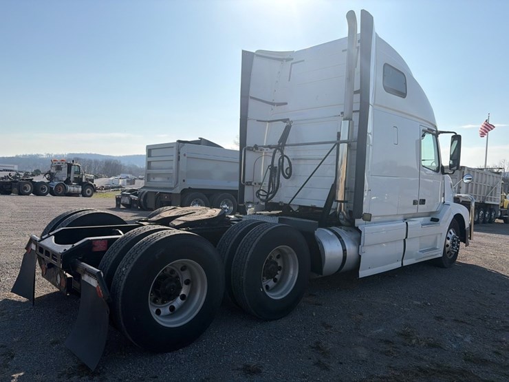 #31954-•-2012-volvo-tandem-axle-truck-tractor-image-3