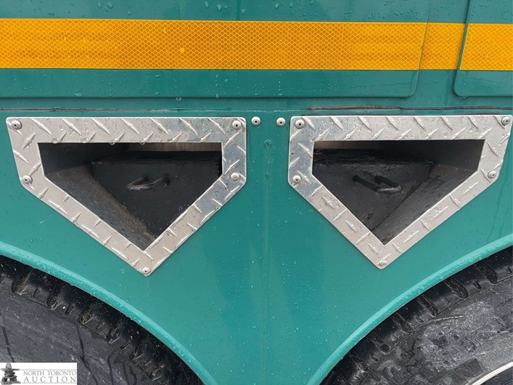 2012-freightliner-m2-106-image-56