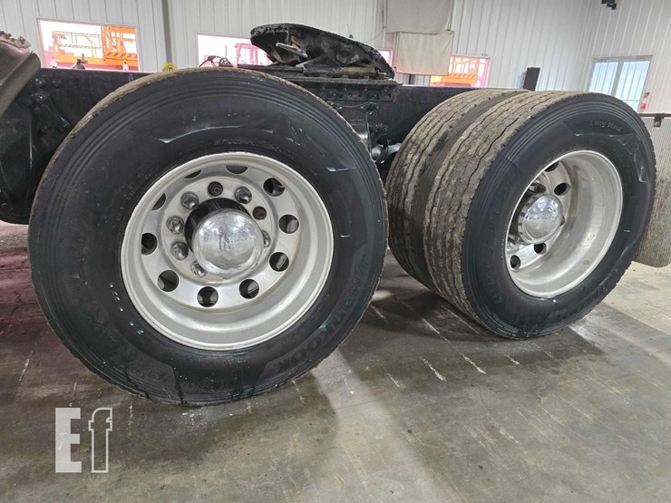 2014-freightliner-cascadia-125-image-22