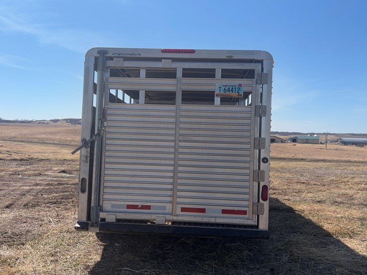 2005-featherlite-8127-livestock-trailer-image-7