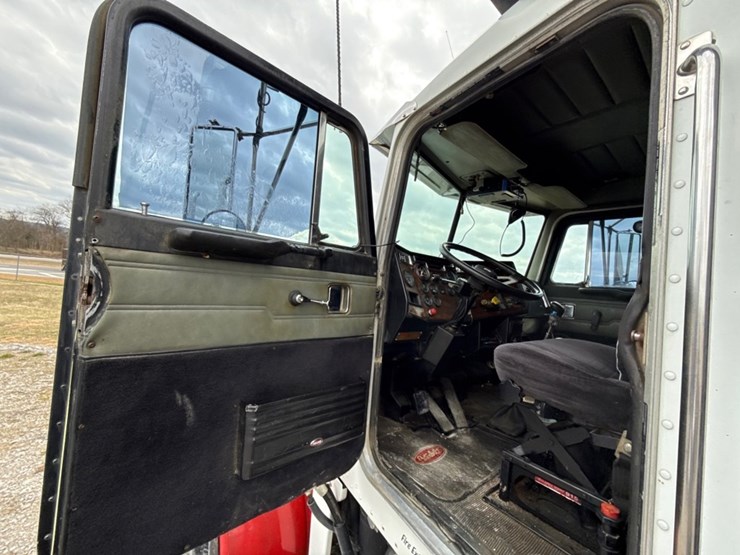 1990-peterbilt-357-image-65