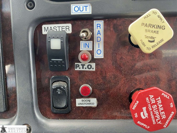 2011-freightliner-m2-106-image-13