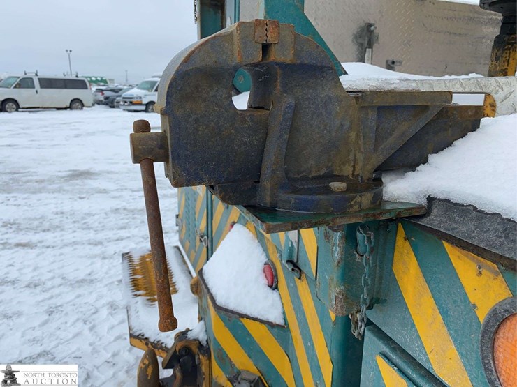 2011-freightliner-m2-106-image-27