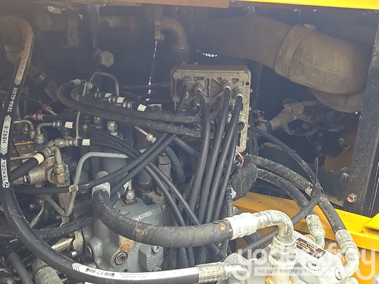 2017-deere-210g-lc-image-98