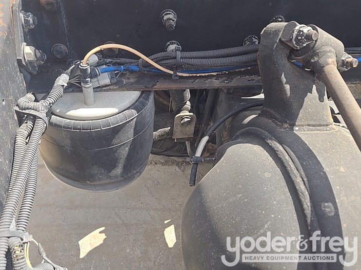 2011-freightliner-cascadia-125-image-46