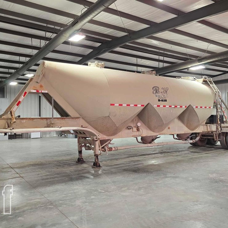 40 FOOT PNEUMATIC TANK TRAILER