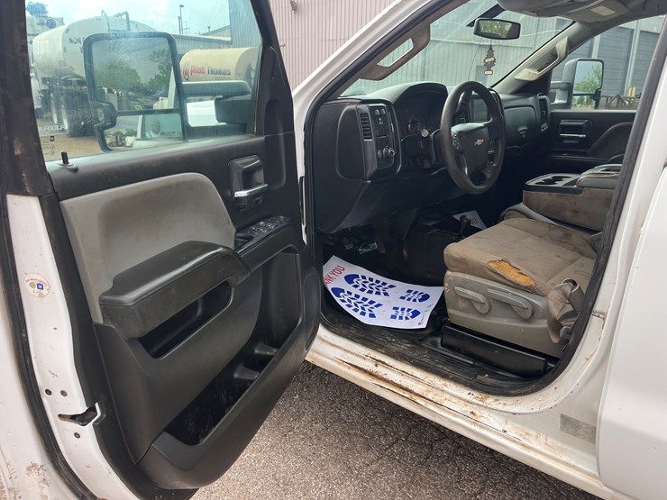 2016-chevrolet-silverado-2500hd-image-14