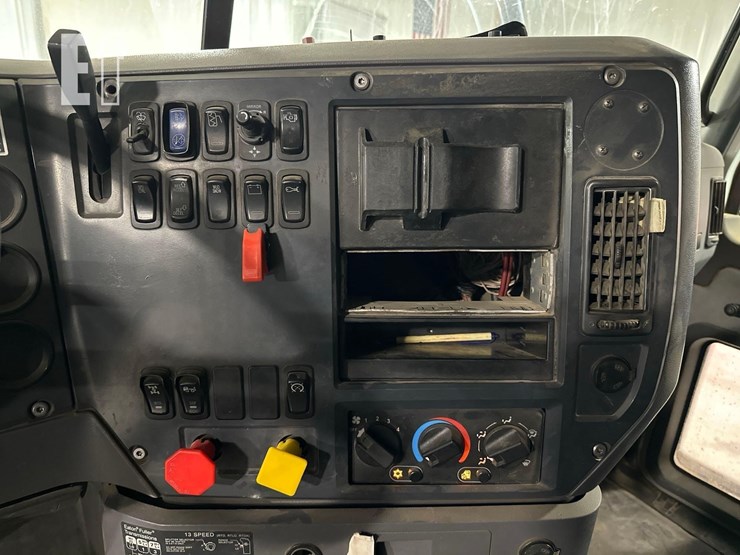 2010-mack-pinnacle-cxu613-image-21