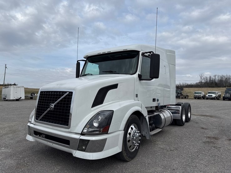 #31952-•-2010-volvo-vnl-tandem-axle-truck-tractor-image-34