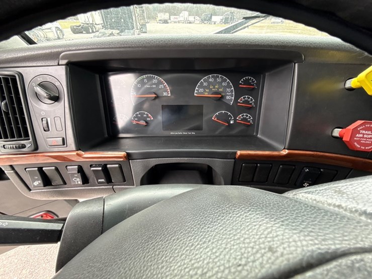 #31952-•-2010-volvo-vnl-tandem-axle-truck-tractor-image-47